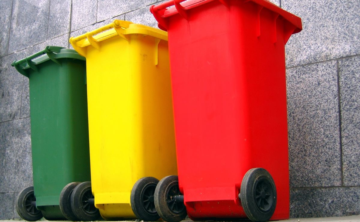 botes de basura de reciclaje